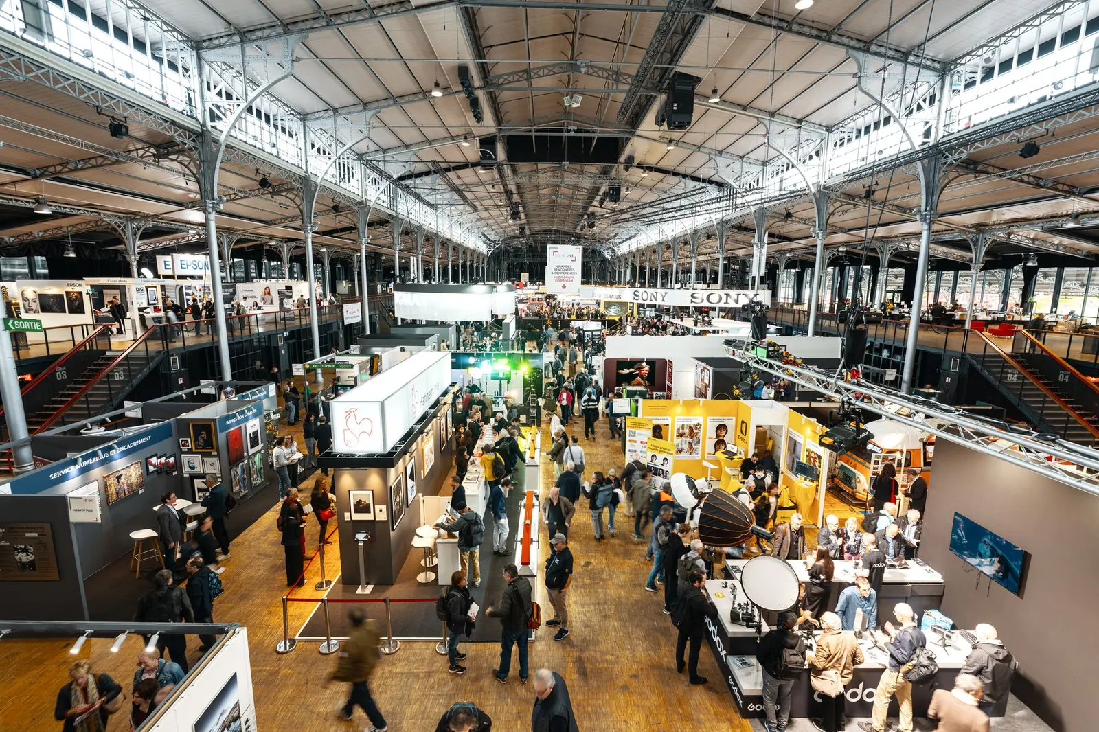 Vue plongeante sur la nef de la Grande Halle de la Villette pendant le salon 2025