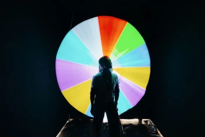 Silhouette devant un disque de couleurs au Photo Spot