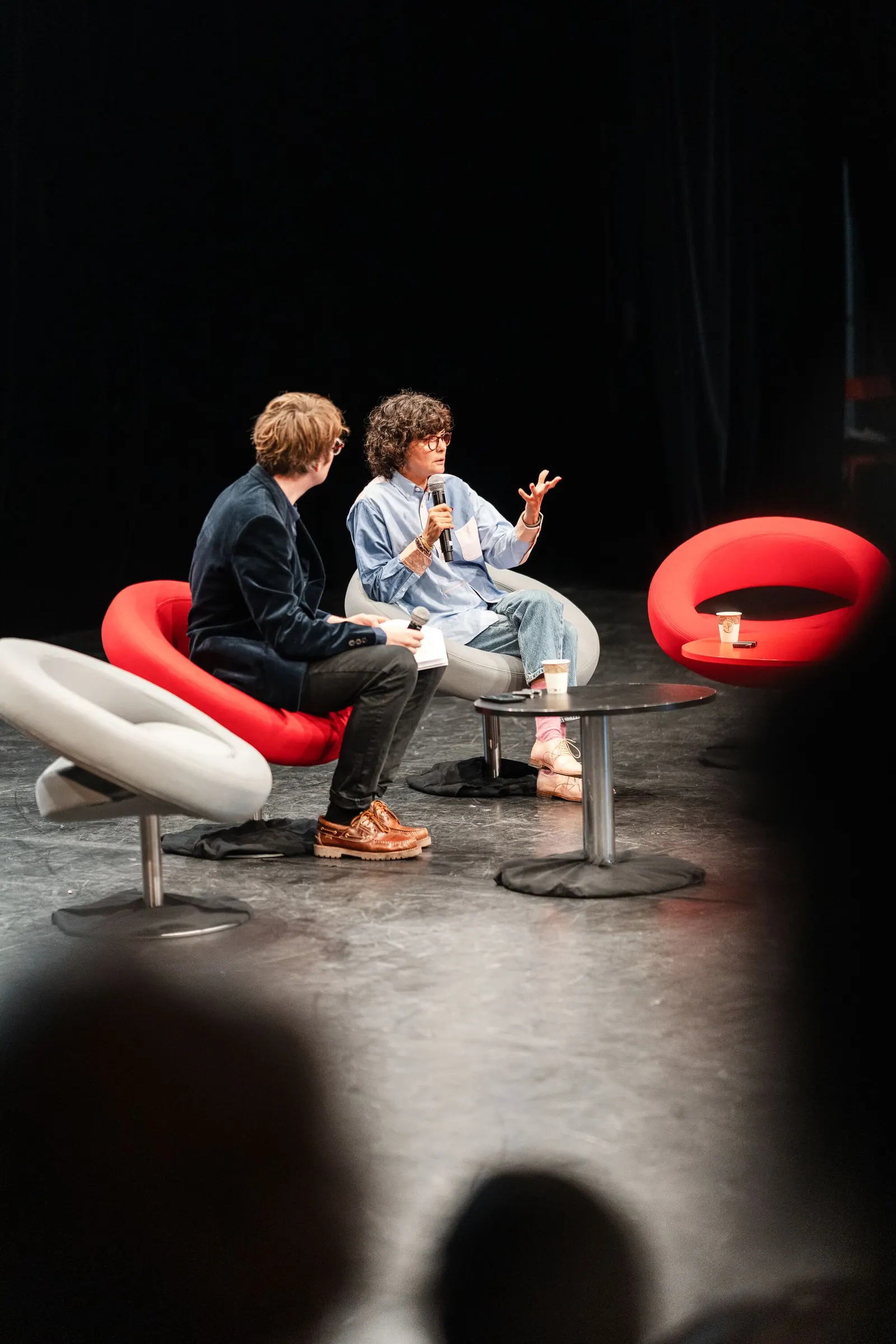 Une conversation sur la Scène Live, dans des fauteuils rouges